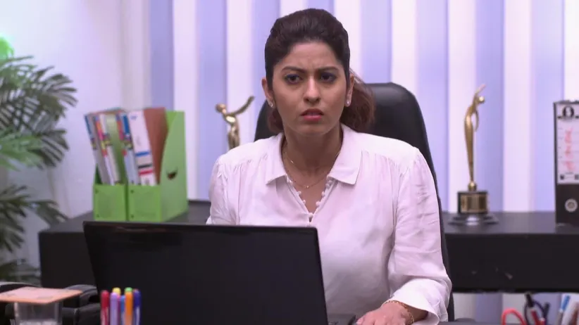 Isha learns about Jalindar being alive - Tula Pahate Re