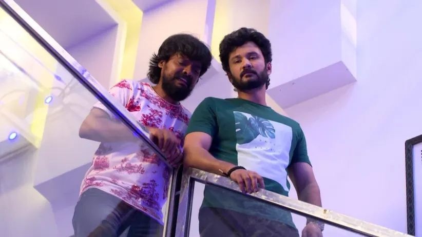 Pooja and Sathya Have a Close Encounter - Sathya