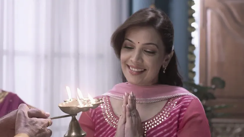 The priest predicts an impending danger in Rajnandini’s life - Tula Pahate Re