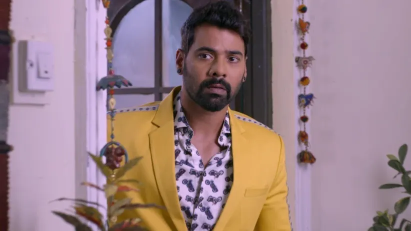 Pragya comes to know the full name of Riya's father - Kumkum Bhagya