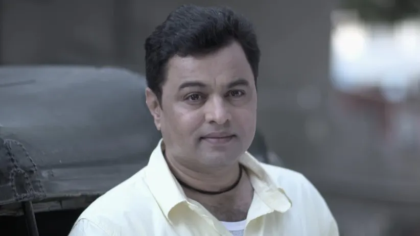 Gajendra bumps into Rajnandini and cracks an interview - Tula Pahate Re