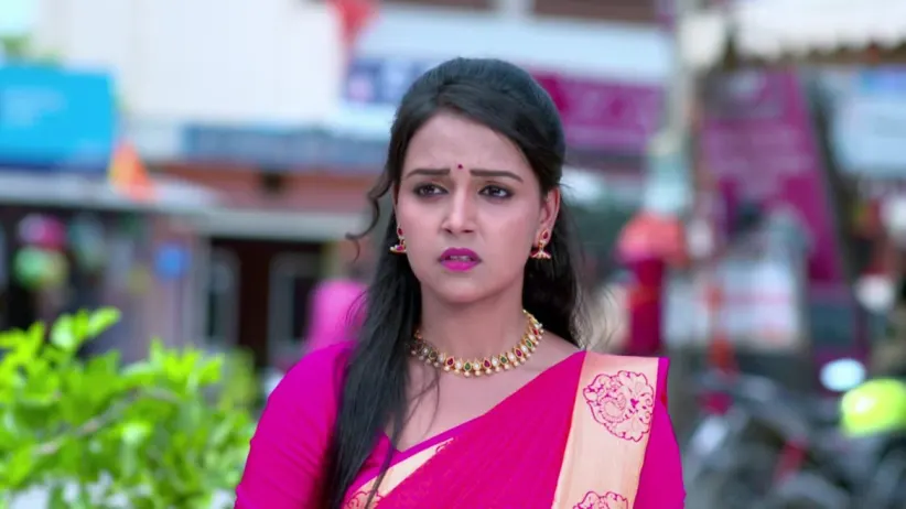 Amulya and Adithi take Aarati to the temple under a false pretence - Gattimela