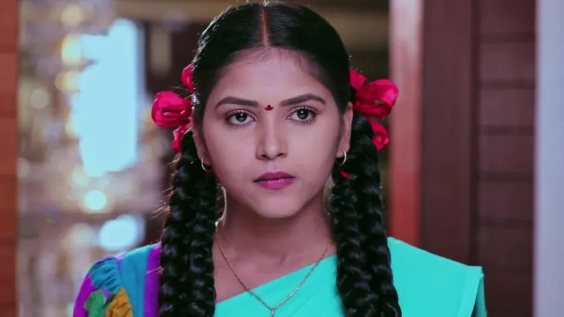 Urmila comes up with a plan to save herself and misguide Chandru
