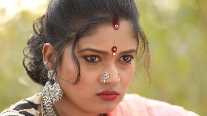 Swetha meets a lady don - Yaaradi Nee Mohini Highlights