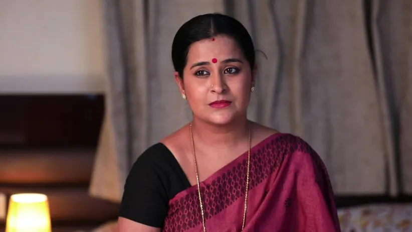 The cursed statue tries to attract Arjun towards itself - Naagini