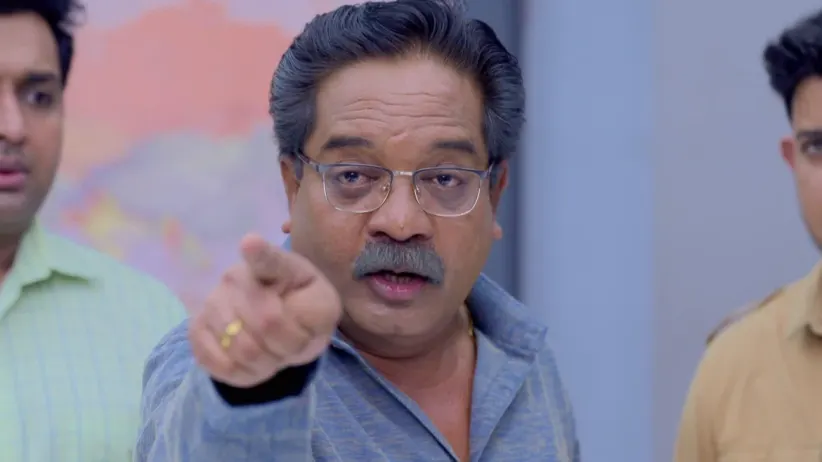 Mr.subhedar gets angry on Gurunath – Mazhya Navryachi Bayko Highlights