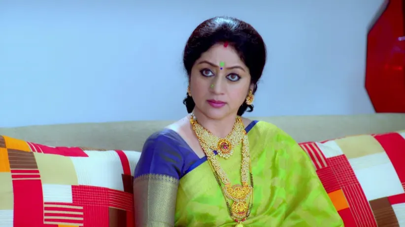Akhila Makes a Promise to Aditya - Paaru