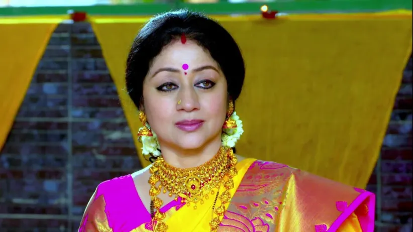 Paarvathi Saves Aditya from Getting Hurt - Paaru
