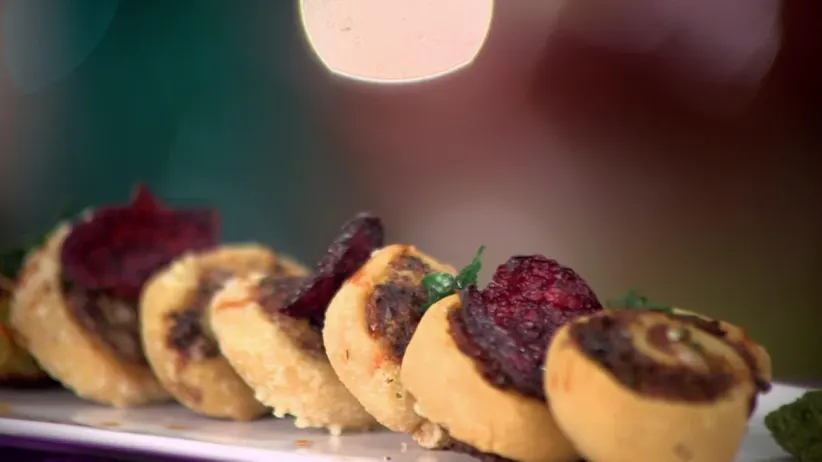 Cheerful Rajendra shows his amazing culinary skills - Aamhi Saare Khavayye