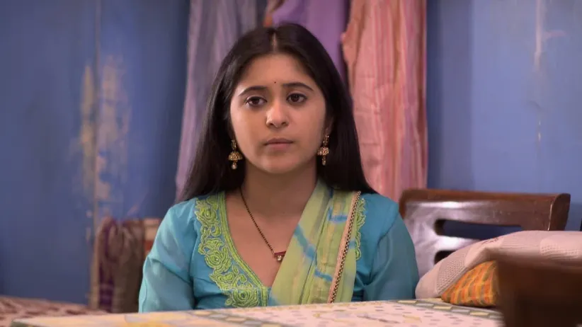 Sonya finds a book in Isha's room-Tula Pahate Re