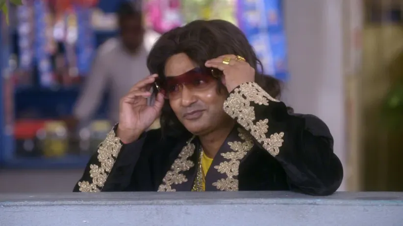 Pappi asks Rajesh to audition for his next singing project-Happu Ki Ultan Paltan