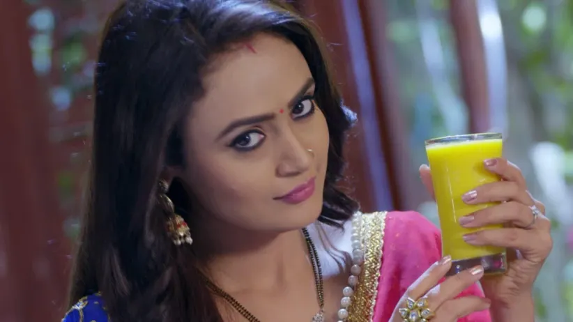 Chitra is hurt when Madhav says that he is trying to forget her-Main Bhi Ardhangini