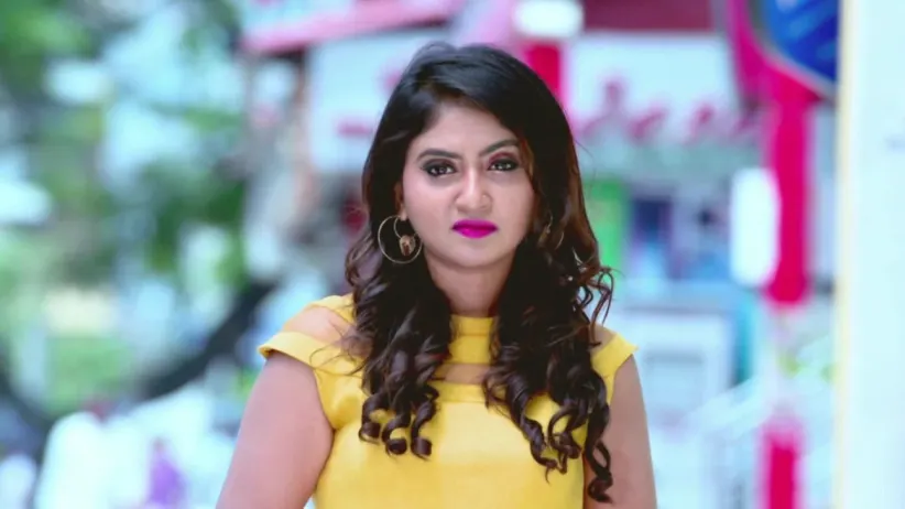 Aarati is surprised to see Gautham in the shopping mall - Gattimela