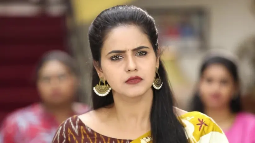 Muthu Gifts a Silk Sari to Vennila