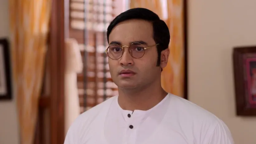 A feverish Subhash stealthily steps outside his house to help Charu-Netaji