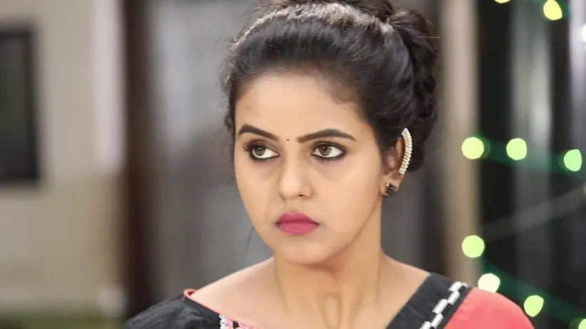 Swetha says that Rudhra is mentally ill - Yaaradi Nee Mohini Highlights