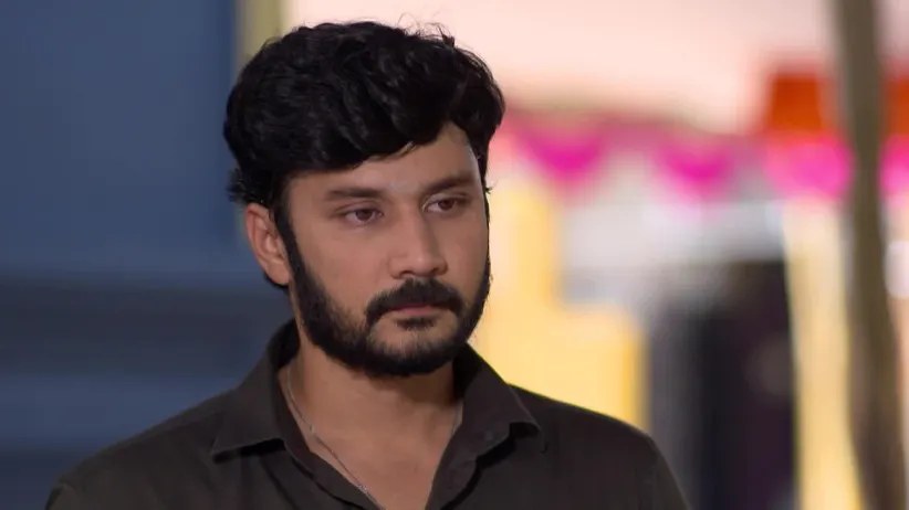Prabhu finds Divya and family inside the temple - Sathya Highlights