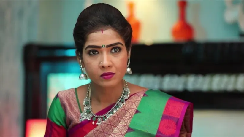 Vanaja finds a cup with Paravathy and Adithya’s photograph on it - Sembaruthi
