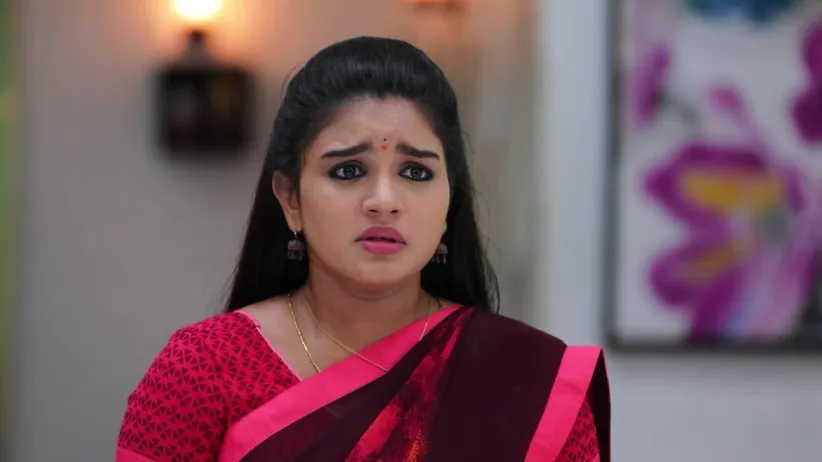 Akhilandeshwari spots Adithya and Parvathy’s picture on the cup - Sembaruthi