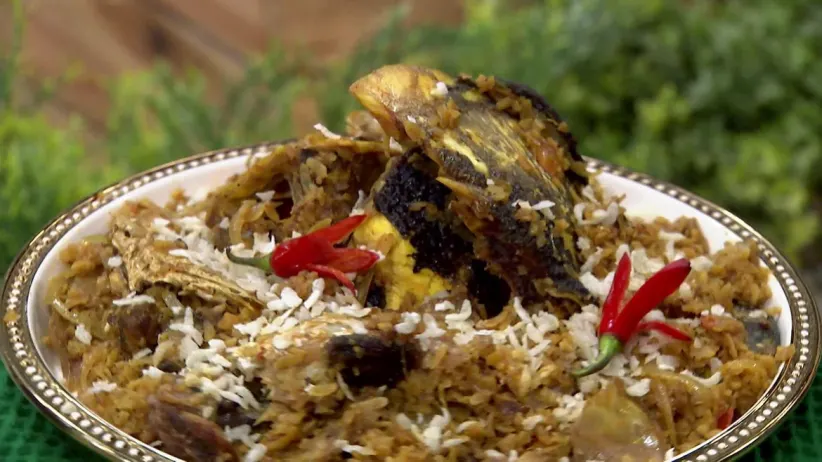 Two guests prepare 'dom posto' and 'korola borar chocchori'