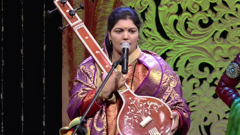 Anjalitai Kendre urges the devotees to bow down to the saints - Mann Mandira