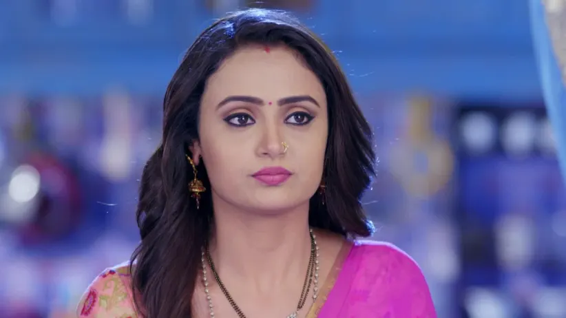 Chitra threatens Vaidehi with dropping the chandelier on the family-Main Bhi Ardhangini