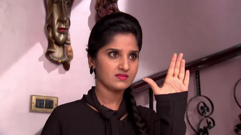Nitya burns down an empty warehouse to distract Jai - Kalyana Vaibhogam