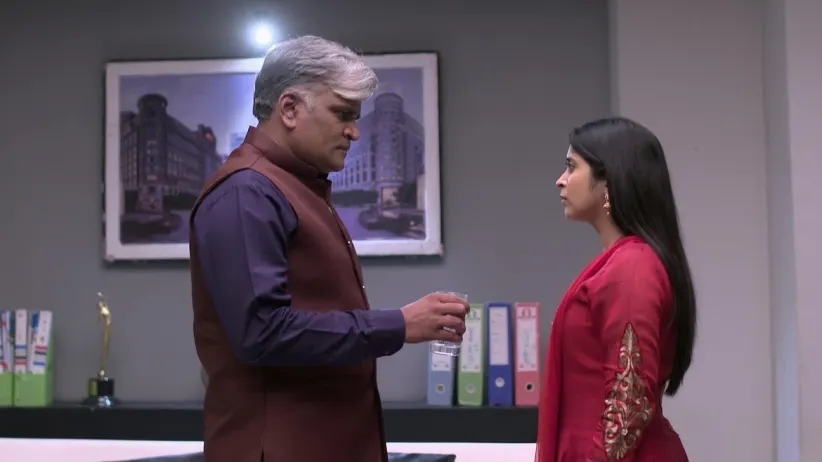 Jhende threatens Isha that he will reveal her truth to Vikrant-Tula Pahate Re