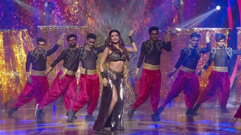 Karishma Tanna's sizzling performance - Kumkum Bhagya Pyaar Ka Jashan