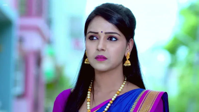 Vikrant dresses as a bangle seller - Gattimela