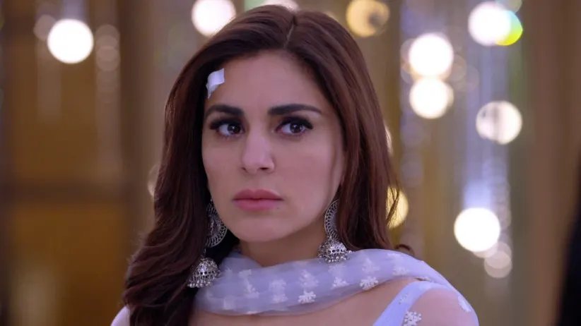 Sarla attempts to chase Raj, one of Prithvi's recruits - Kundali Bhagya
