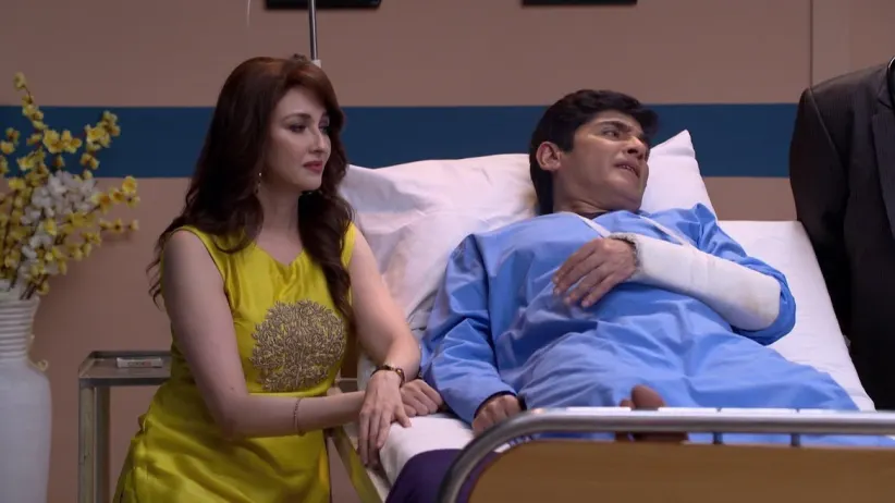 Vibhuti and Tiwari get hospitalised due to a bike accident - Bhabi Ji Ghar Par Hai