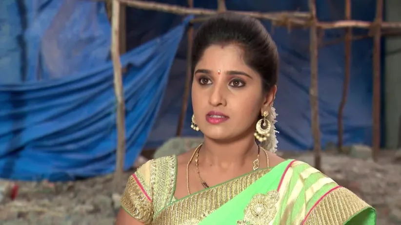 Nitya ties up Swarupa as a scarecrow to deceive Manga - Kalyana Vaibhogam