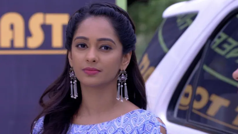 Purab holds Disha's hand in the car-Kumkum Bhagya