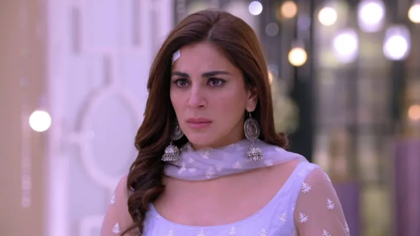Kareena slaps Sherlyn after learning her truth-Kundali Bhagya