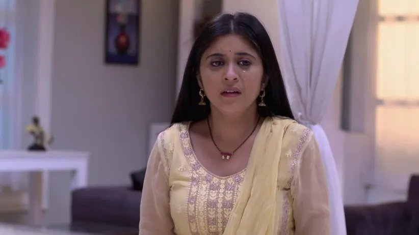 Isha Collects Her Pregnancy Report - Tula Pahate Re