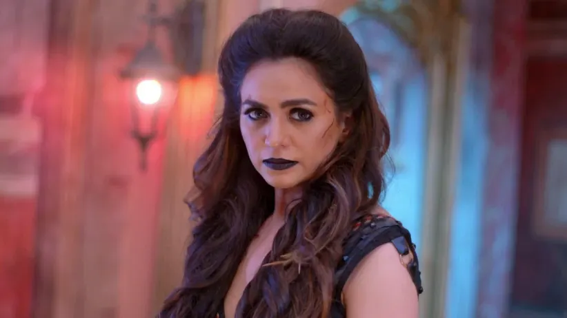 Saptarupa evades being captured by Akarsh-Daayan