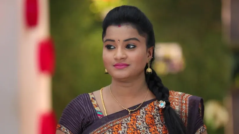 Vanaja and Mithra find out about Adi and Parvathy's affair - Sembaruthi