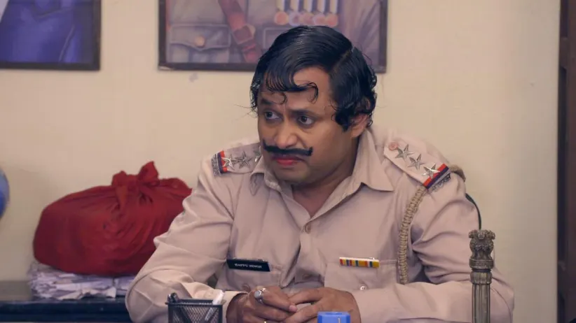 Rajesh hits a man with Karishma’s car - Happu Ki Ultan Paltan