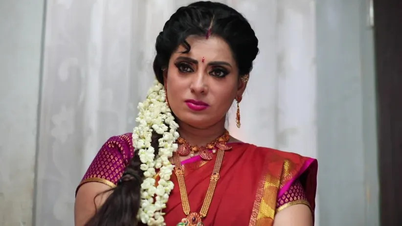 Akhilandeshwari finds Parvathy in Adithya's room - Sembaruthi