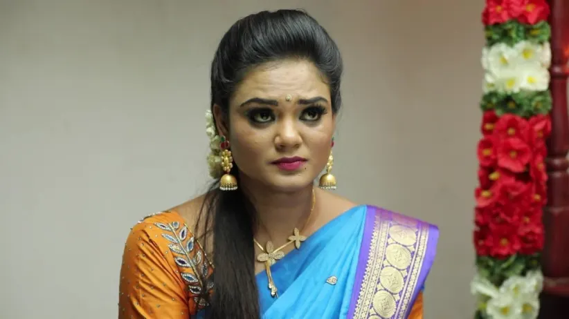 Akhilandeshwari is worried after reading a note dropped by Purushothaman - Sembaruthi