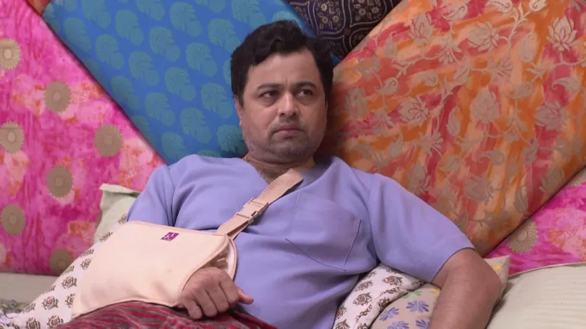 Isha and Jaydeep Seek Jalindar's Help - Tula Pahate Re