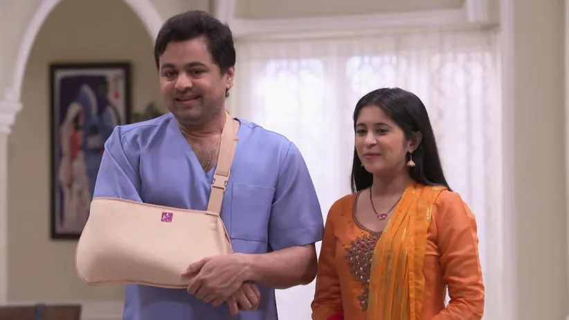 Vikrant Reveals Isha's Pregnancy - Tula Pahate Re