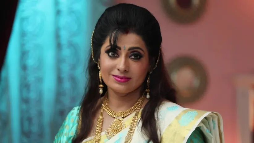 Akhilandeshwari decides to send Parvathy out of the house - Sembaruthi