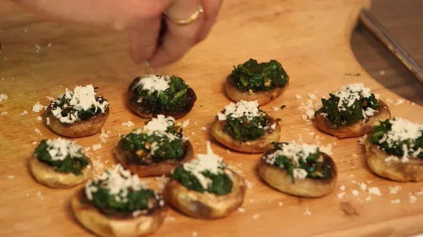 Episode 6 - Chef Pranav cooks spicy buttons and grilled strawberry pancakes - Khane Bhi Do Yaaron