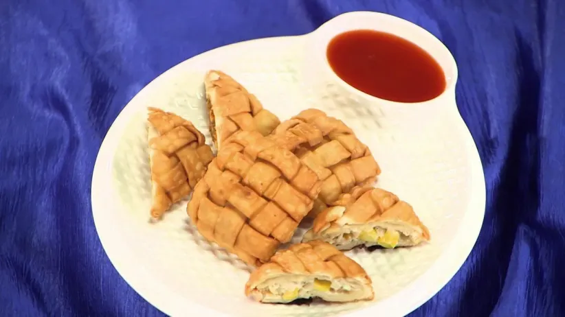 Chef Devwrat Jategaonkar prepares 'Mat Samosa' - Aamhi Saare Khavayye