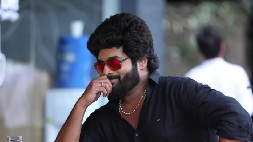 Adithya and Parvathy go on a date - Sembaruthi