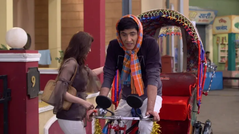 Tiwari fights Vibhuti for Pellu's rickshaw - Bhabi Ji Ghar Par Hai