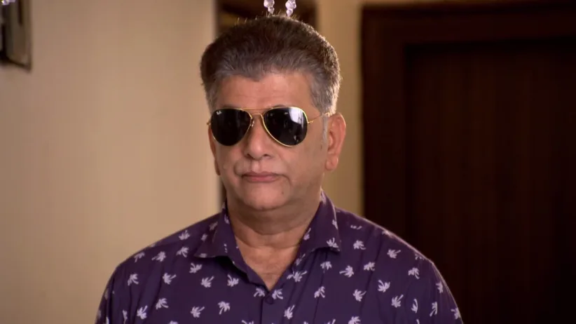 Abhijit at Asawari's home - Agga Bai Sasubai