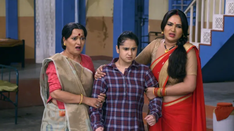Amma and Rajesh learn Western etiquettes - Happu Ki Ultan Paltan
